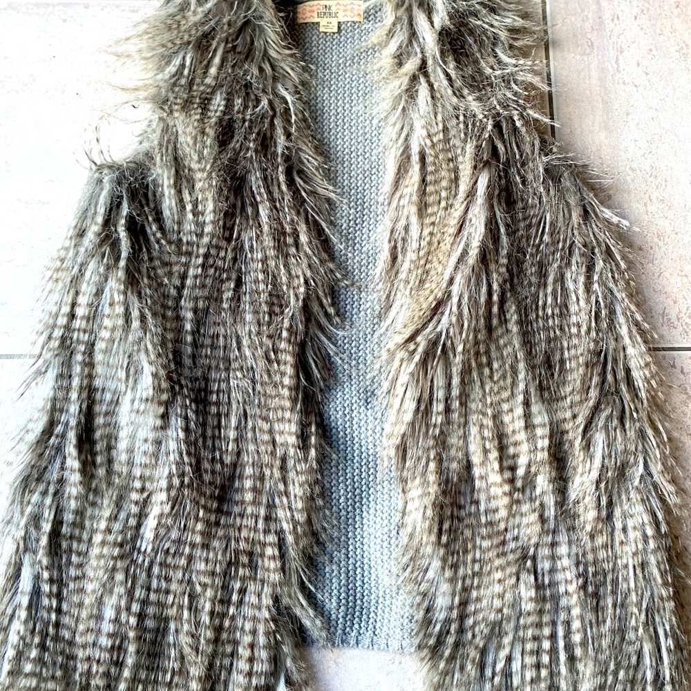 Trendy Gray Faux Fur Vest for Winter❄️